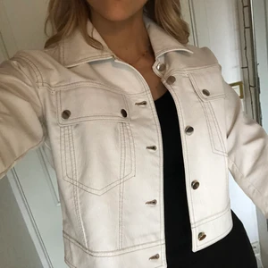 Jacka skinnimitation  - Vit jacka i skinnimitation från topshop. Storlek 36. Croppad modell. 
