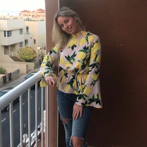 Blus med citroner - Blus med citroner, cut outs och långa vida ärmar