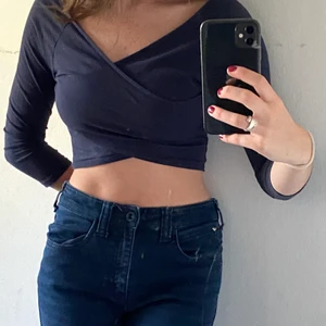 Mörkblå croptop st s - Mörkblå croptop som går att ha offshoulders och som jag visar på bilden. St S  Kika gärna in mina övriga annonser då jag flyttrensat garderoben. 