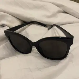 Solglasögon från Gina 