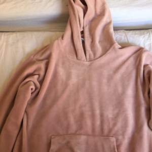 Säljer min mysiga hoodie som jag inte har någon användning för  Köpt på Lindex rosa med ett jättemysig material💕😍 Kan mötas upp elelr fraktas men du som köper står för frakten 💕💕 Frakten=50kr 