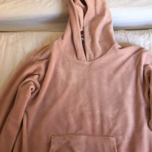 Hoodie  - Säljer min mysiga hoodie som jag inte har någon användning för  Köpt på Lindex rosa med ett jättemysig material💕😍 Kan mötas upp elelr fraktas men du som köper står för frakten 💕💕 Frakten=50kr 