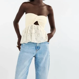 Zara topp - Hej tänkte sälja min fina topp ifrån zara som är helt slutsåld på zaras hemsida. Den är i jätte fint skick och är använd fåtal gånger. Skriv privat om du har någon fråga, annars är det bara att buda 💖💖 KAN GÅ NER I PRIS