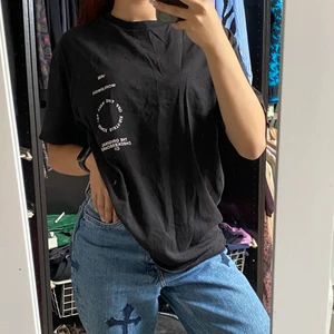 Vans tshirt - Svart vans tshirt med tryck på fram o baksida, storlek m, säljer för 79kr + frakt 🚚! Skriv vid intresse eller frågor!