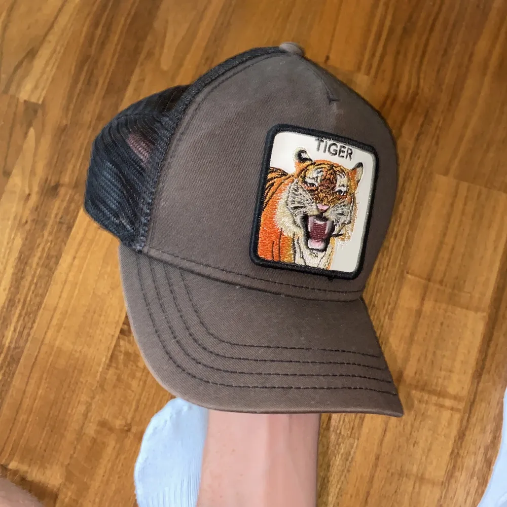 Säljer min tiger keps från hatstore pga jag har fått en ny. Den är solblekt men den går inte att få tag i ny just ku alltså är den limiterad.  Skick: 6/10 Nypris 500kr . Accessoarer.