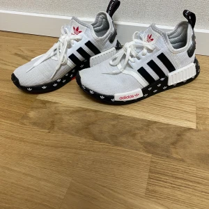 Adidas skor! - Säljer ett par adidas skor. Använt ett par gånger men inte  så mycket. Max 7-10 gånger. Säljer för 366kr där priset för frakt är med i priset. Köparen står för frakten. ENDAST SERIÖSA KÖPARE!