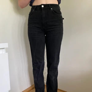 Straight leg jeans från NAKD - Snygga svarta jeans från NAKD i storlek 36. Säljer för 80kr + frakt🫶🏼