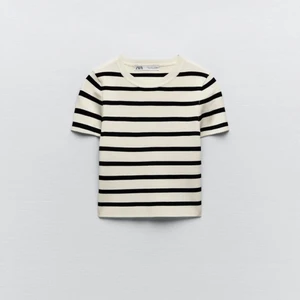 Zara randig tröja! - Jätte fin stickad T-shirt från zara fick dem i present men aldrig andvändt så därför sälje jag den jätte jätte  bra skick!💘