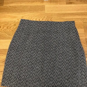 Kjol stl 38 - Fin rutaktig kjol i tjockt tyg.   Köparen betalar frakt. 