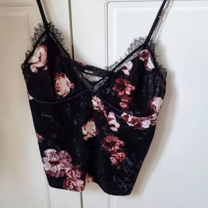 Söt topp - Säljer min supersnygga topp från Bikbok med justerbara axelband 🌸🌸 Knappt använd och säljer för 100kr inklusive frakten. 