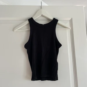 Svart tanktop - Svart tanktop som passar strl XS-M. Lite ribbat. Frakt ingår ej i priset.