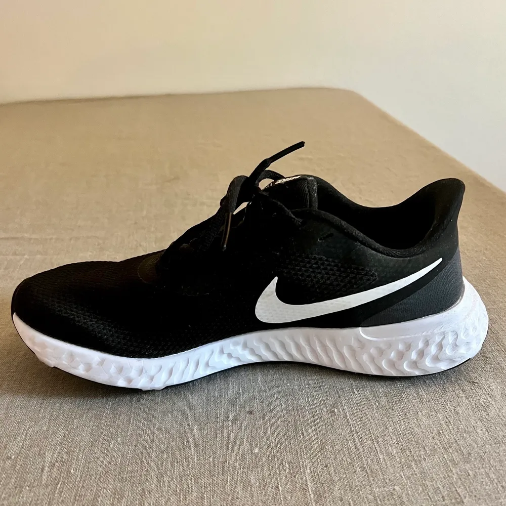 Nike revolution 5 sneakers i färgen svart/grå. Dam strl 40. Helt oanvända då storleken inte var rätt för mig.☺️. Skor.