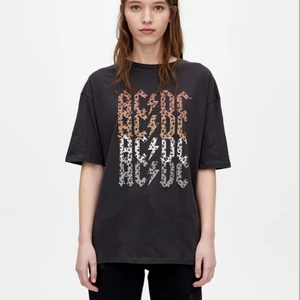 T-shirt - Ursnygg acdc t-shirt i storlek S, jätte fint skick