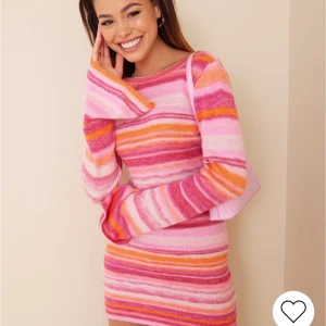 Nelly-Klänning  - Nyskick så lappen sitter kvar! Stickad klänning från Nelly som tyvärr inte kom till användning. Helt slutsåld på Nellys hemsida. Storlek small men passar även xs och m. Köpt för 599 men det går bra att pruta!