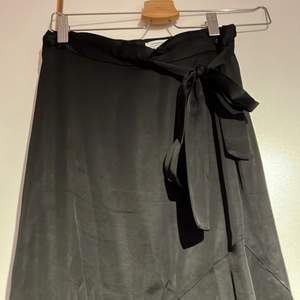 Satin kjol från & Other stories. Snedskuren. Storlek 34, säljer på grund av att den är för liten för mig. 
