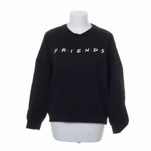 FRIENDS  - Friends tjock tröja i färgen svart. Väldigt mysigt att ha på sig. Opps-Om du tar i storleken S så kommer det bli oversize på dig men det kommer dock se super mysigt ut. 