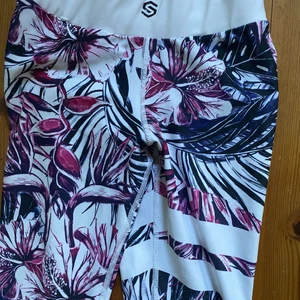 STRONGER - Tränings tights! Super fint blommönster från det kända märker stronger.