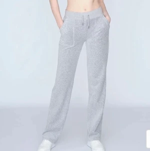 Juicy couture - Jag säljer mina juicy byxor för att dem är för små, dem är storlek xs. Använda några gånger men bra skick och inget slitage! Jag är 166 och dem går ner till marken, andra bilden är lånad! Jag säljer för 600kr plus frakt.