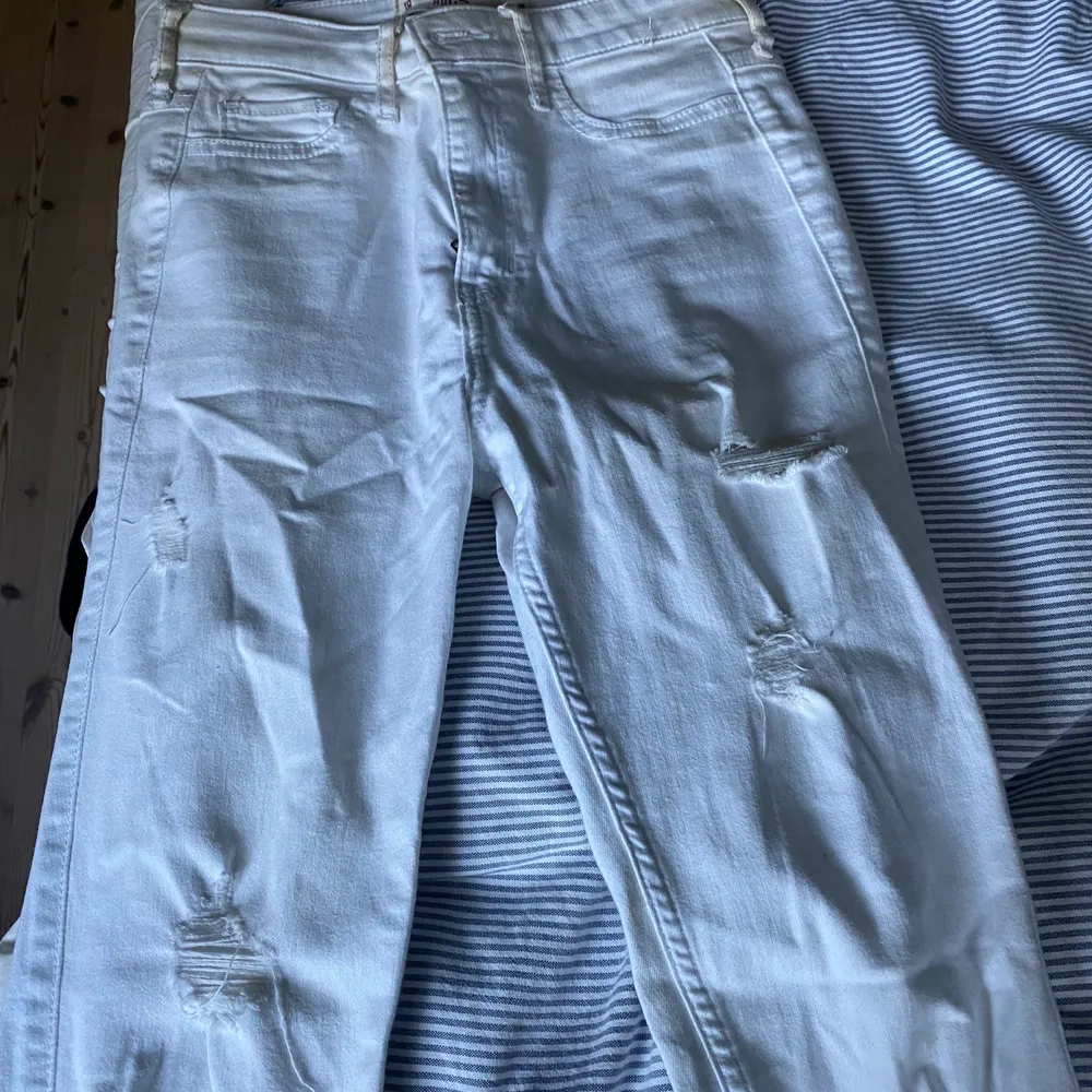 Ett par vita bekväma jeans från Hollister. Plagget har inte blivit använt på ett tag därför är det ostruket. Det är både high Rise och skinny fit. Få gånger använt!. Jeans & Byxor.
