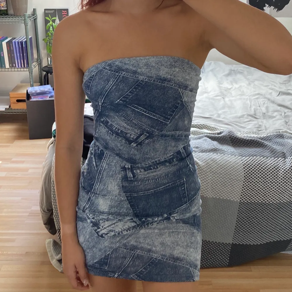 Strapless bodycon hm klänning, använd en gång, storlek xxs, stretchig, säljer för 40kr + frakt 🚚! Skriv vid intresse eller frågor!. Klänningar.