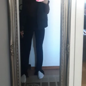 Byxor med slit från Bikbok  - Det är i storlek xs men funkar för S ocks, använd jätte fåtal gånger. Slitsen kan man justera efter önskan. Pris kan diskuteras vid snabbt köp💗 140 kr inkl frakt 