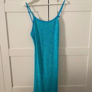 Klänning från Zara - Somrig klänning från Zara som tyvärr inte fått mycket användning av mig. Klänningen är i storlek M och har justerbara axelband och en urringad rygg. Skulle förmodligen passa en Small också!!!🦋