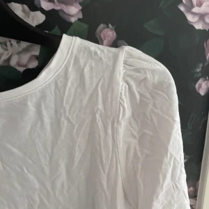 Topp - En superfin vit topp med små ballongärmar. Oklart vart den kommer ifrån och vilken storlek den är, men den sitter bra på mig som har storlek S-M. 50 kr + frakt💕