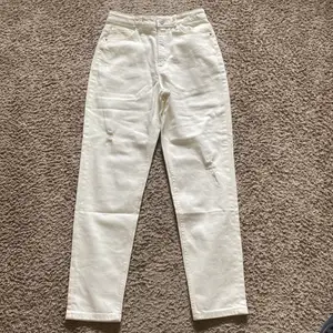 Helt oanvända, vita jeans med slitningar  i stl 158. Säljer för att dom är alldeles förstora för mig:/💗 eftersom dom aldrig är använda så är dom i nyskick! TRYCK INTE PÅ KÖP DIREKT
