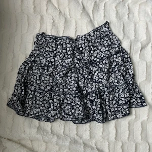 Blommig kjol - Aldrig använd storlek XS