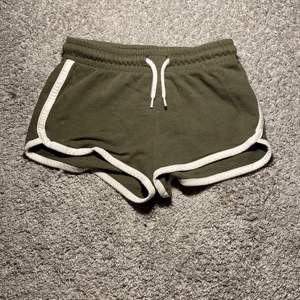 Säljer dessa dina gröna shorts från Cubus 💚. Säljer av skäl att dem är för små. Storleken är 134/140 men jag som brukar har 140/146-152 är dem ganska små på 💕💕. 