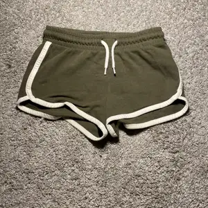 Säljer dessa dina gröna shorts från Cubus 💚. Säljer av skäl att dem är för små. Storleken är 134/140 men jag som brukar har 140/146-152 är dem ganska små på 💕💕. 
