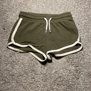 Gröna shorts 💚 - Säljer dessa dina gröna shorts från Cubus 💚. Säljer av skäl att dem är för små. Storleken är 134/140 men jag som brukar har 140/146-152 är dem ganska små på 💕💕. 