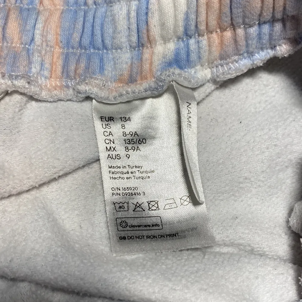 Säljer dessa fina batik mjukisbyxor från H&M 🌈💜. Säljer av skäl att dem inte kommer till användning längre 🤍. . Jeans & Byxor.
