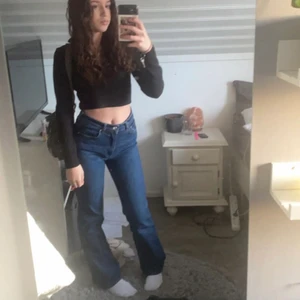 Bootcut jeans strl 34/36 - Säjer dessa pga tröttnat. Dom är slutsålda i butik! Använt fåtal gånger. + frakt. Är strl 36 men sitter mer som en 34.💞