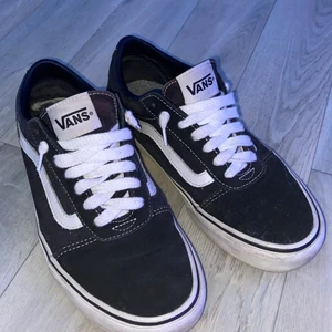 Vans skor - Säljer dessa vans skor i storlek 39. De har använts ett tag men inte längre, skorna är i ganska bra skick utom att den högra skon är lite utsliten i hälen, se bild 3🤍🤍