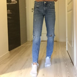 Jeans - Håliga jeans från hm, har sytt på resår men det är enkelt att ta bort ifall man inte vill ha det, byxorna är i fint skick