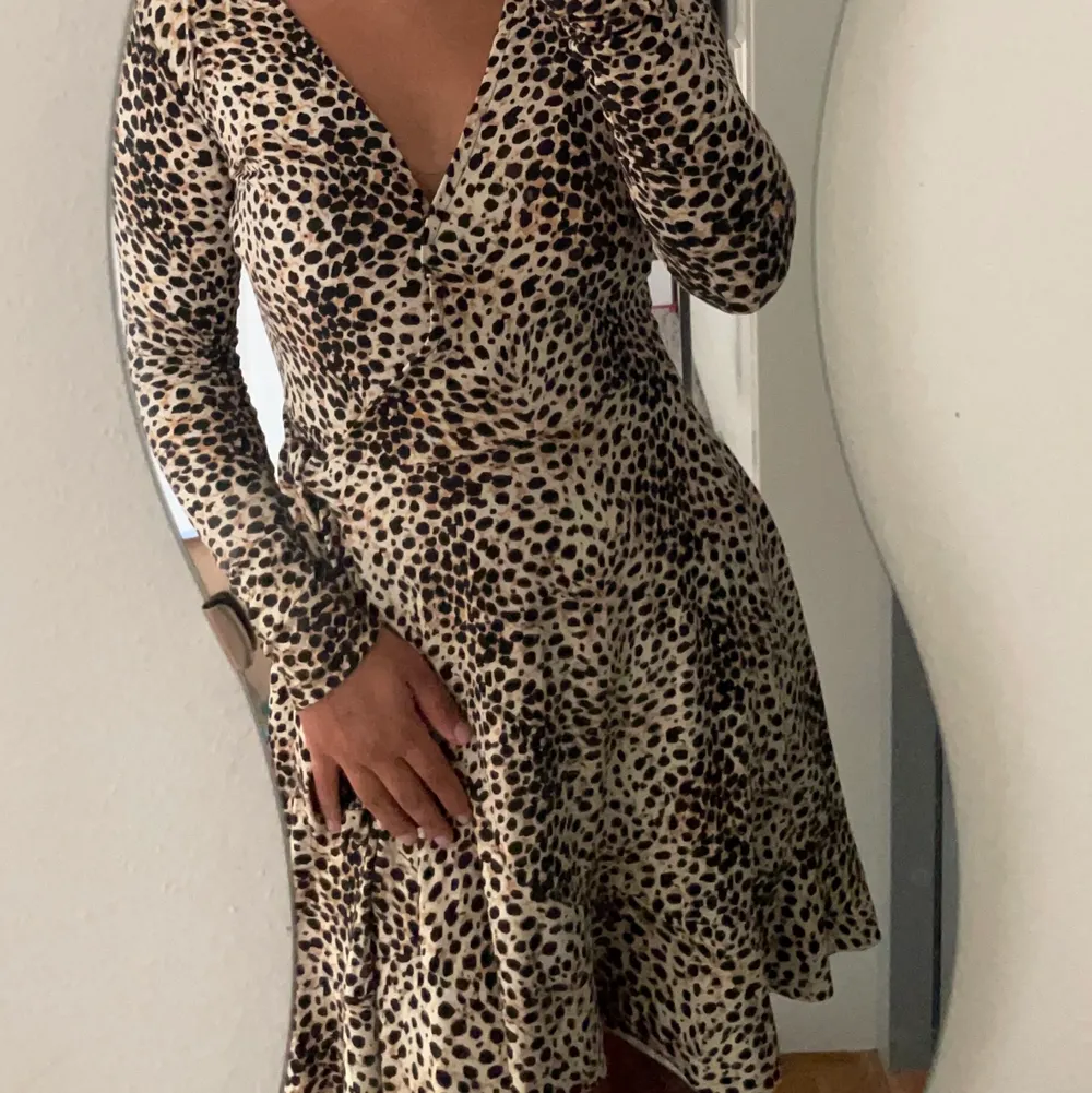 Luftig leopardklänning i skönt material, endast använd 2 gånger därmed nyskick. Storlek S. Klänningar.