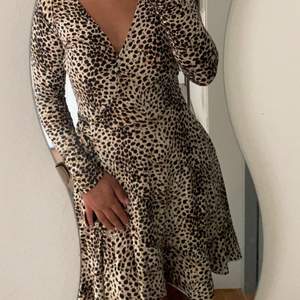 Luftig leopardklänning i skönt material, endast använd 2 gånger därmed nyskick. Storlek S