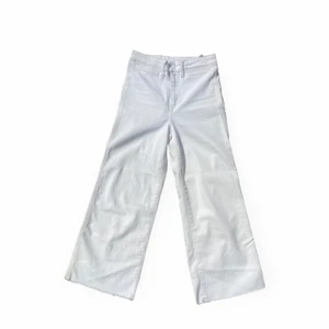 Wide leg trekvartsjeans - Vita wide leg ankeljeans från HM 💿 Stretchiga, fransade nedtill. 66 cm i innerbenslängd. Toppenskick, använda någon enstaka gång!