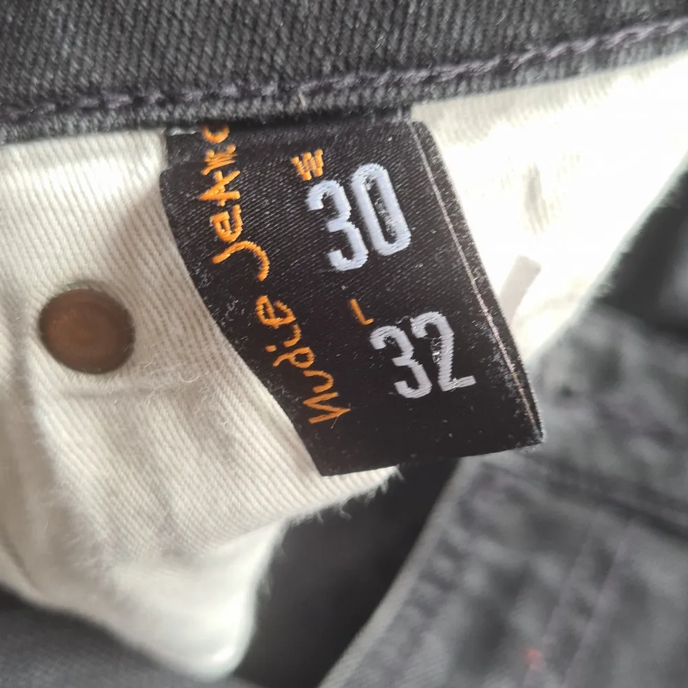 Ett par svarta jeans från nudie. I bra skick. Storlek 30/32 Nypris 1500. Jeans & Byxor.