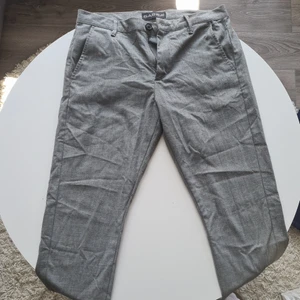 Kostymbyxor  - Kostymbyxor från gabba i bra skick. Lite skrynkliga men efter en stryckning som nya igen Nypris 999