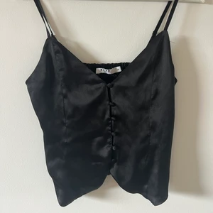 Korsettliknande topp - Knappt använd topp från NA-KD. Perfekt som en festtopp🖤🖤 stl 36. Frakt ingår i pris! 🖤