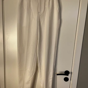 Kostymbyxor  - Säljer då mina vita kostymbyxor för dom kommer aldrig till andvändning längre vilket är tråkigt för dom är super fina men jag är inte riktigt bekväm i dom. Men dom är int eljättens andvänd så i hyfsat bra sick!