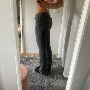 Lågmidjade jeans - Låga jeans i stretchigt material, dem är i eb mörkgrå stentvättad nyans. 