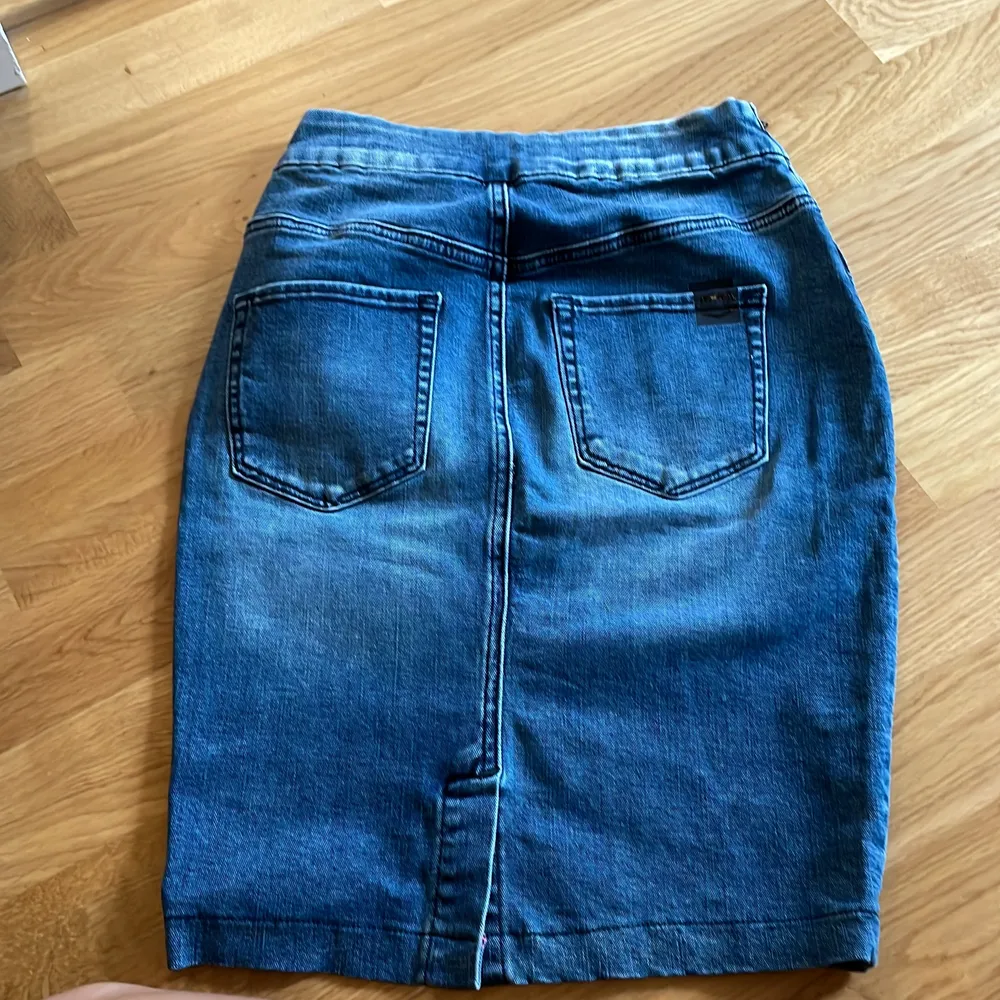 Jeans kjol Super high waist från CROCKER STOCKHOLM.  Storlek: XS  . Kjolar.