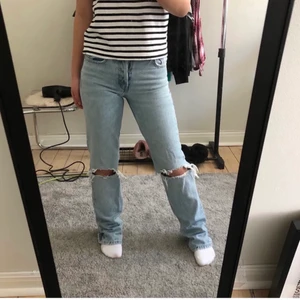 Jeans  - Säljer mina mid rise jeans från zara, gott skick 