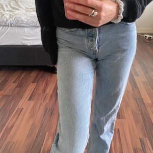 De populära medelhöga jeansen från Zara, säljes pga att de inte är min stil längre. Dem är väldigt fina och har bra material samt kvalitet!🙌🏼