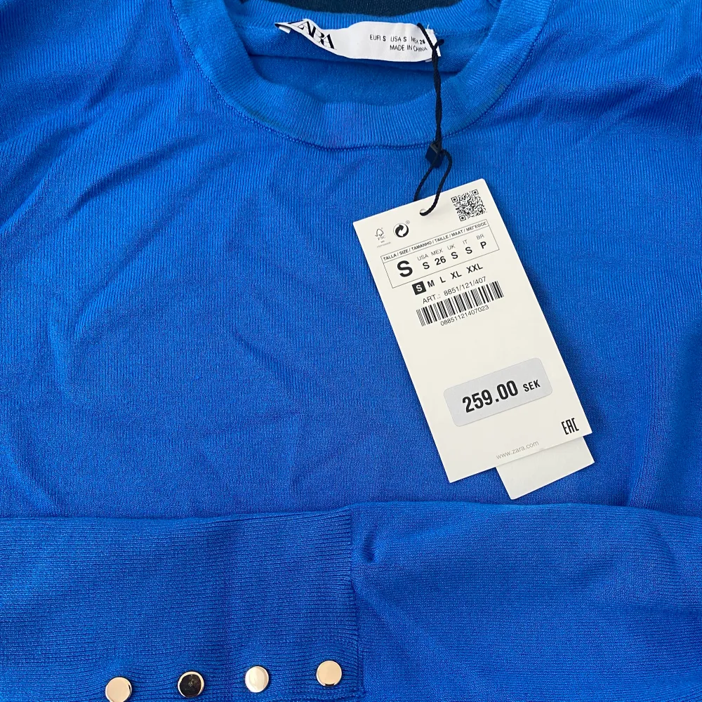 Detta är en fin blå tröja från zara som inte kom till användning alls. Köpt för 260kr och prislappen är även på💕. Tröjor & Koftor.