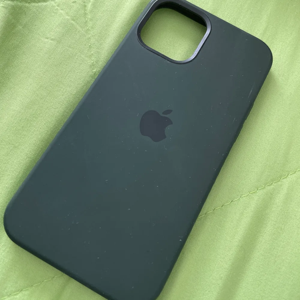 Köpte för några månader sedan. Är i nyskick. Passar iPhone 12 PRO. Mörkgrön.. Muu.