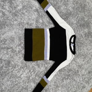 Långärmad stickad tröja - Säljer denna långärmade tröjan i storlek S. Mycket stretchigt material och bra kvalite! 